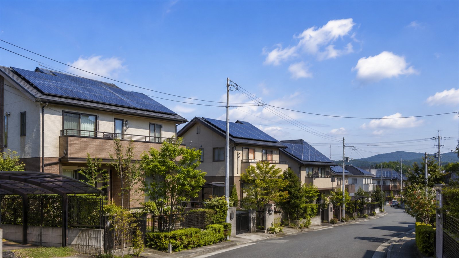 住宅街の戸建て住宅の屋根に設置された太陽光パネル