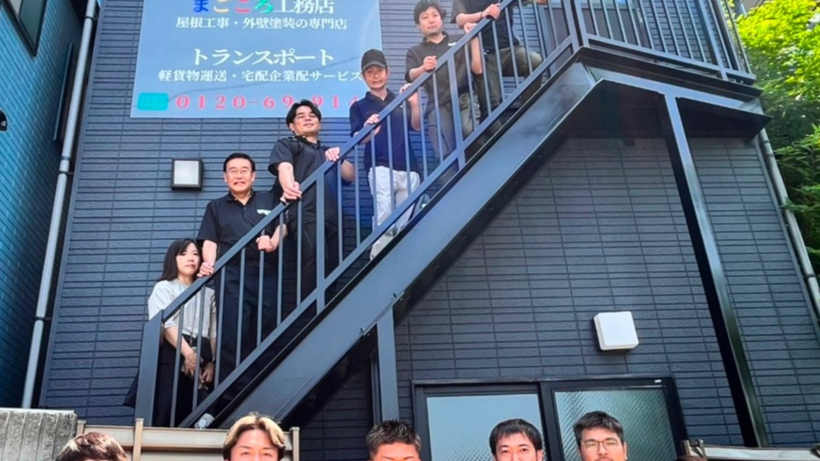 隣家と近接した日本の住宅街の屋根。落ち着いた午後の光。